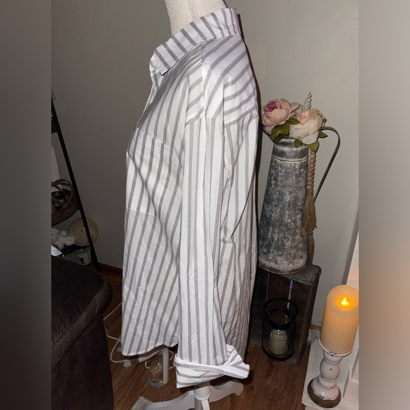 Lola River button down shirt. A little oversized imo size S NWOT - Picture 3 of 7